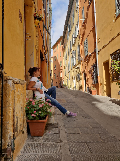 Menton šarene fasade i pogled na more na Azurnoj obali